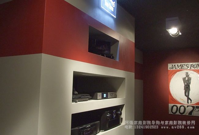 后墻為器材設備柜