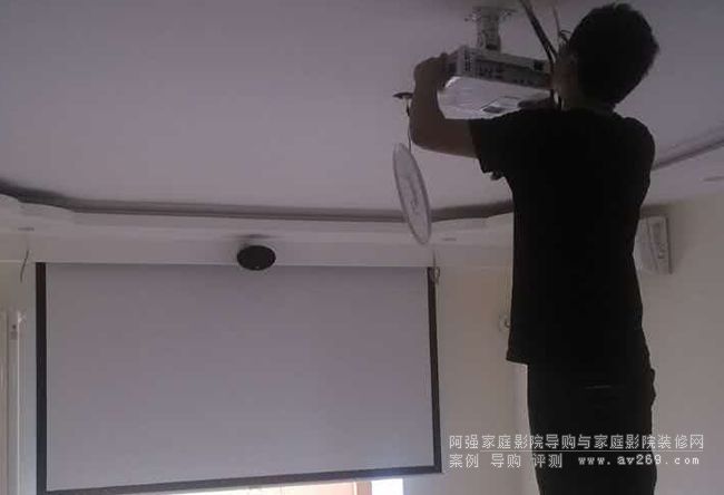 客廳吊裝明基W1075高清投影機(jī)