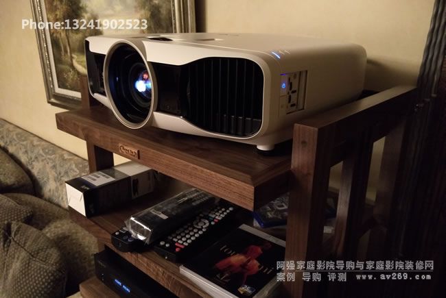 愛(ài)普生TW8200投影機(jī)在設(shè)備架上